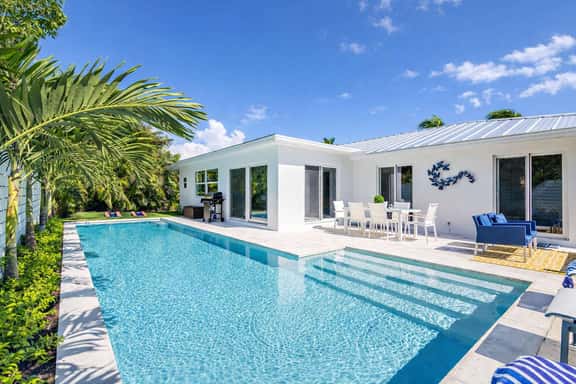 Luxury retreat w/pool & game room, walk to ocean - Image 1