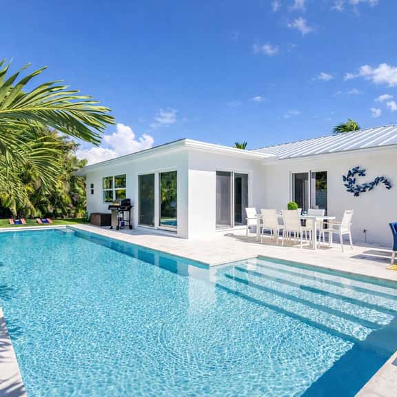Luxury retreat w/pool & game room, walk to ocean - Image 1